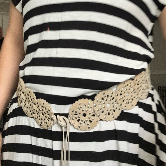 Elegant Beige Floral Cutout Belt - Picture 1 of 3